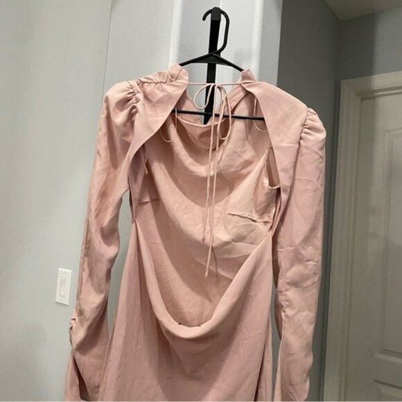 De La Vali Dress Size 8 Satin Blush Pink Long Sleeve Open Back Mini - Picture 5 of 12
